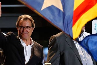 Kataloniens Regionalpräsident Artur Mas winkt nach der gewonnenen Abstimmung den Anhängern der Unabhängigkeitsbewegung zu.