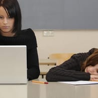 Der Gehirnumbau in der Pubertät führt dazu, dass Teenager oft unter chronischem Schlafmangel leiden. Das ist besonders in der Schule zu spüren.