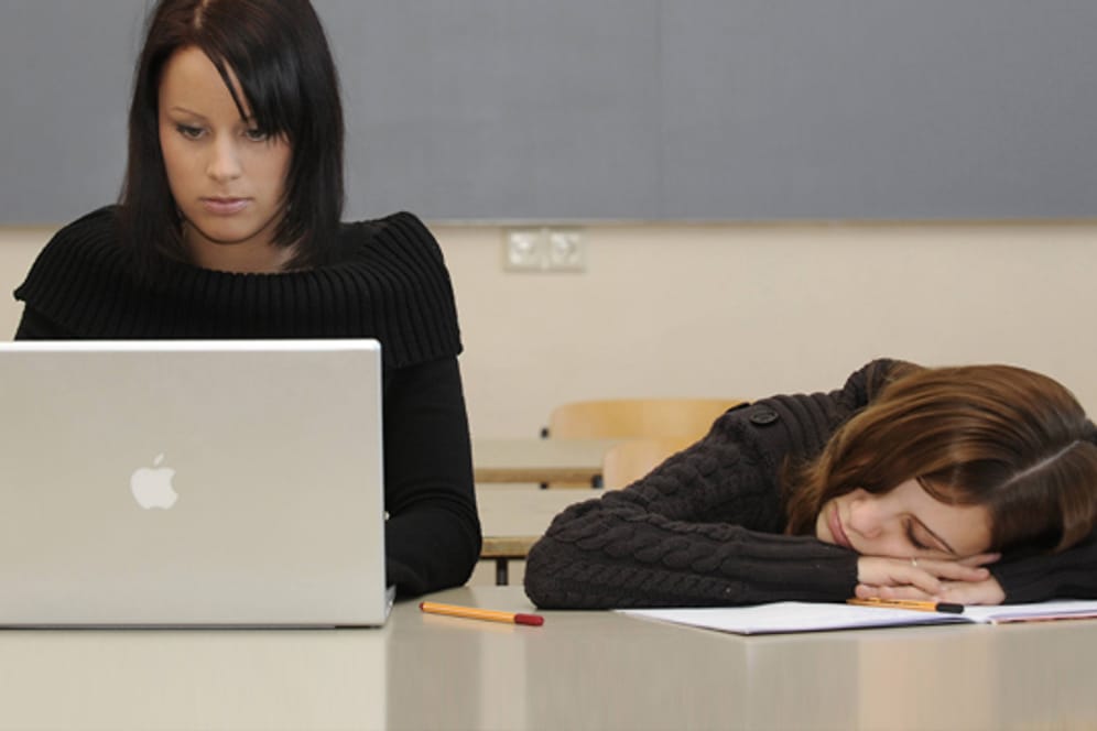 Der Gehirnumbau in der Pubertät führt dazu, dass Teenager oft unter chronischem Schlafmangel leiden. Das ist besonders in der Schule zu spüren.