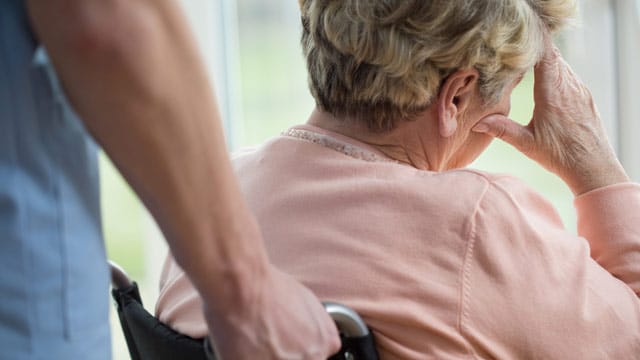 Wenn Sie oder Angehörige unzufrieden mit dem Pflegeheim sind, sollten Sie das Gespräch mit der Heimleitung suchen.