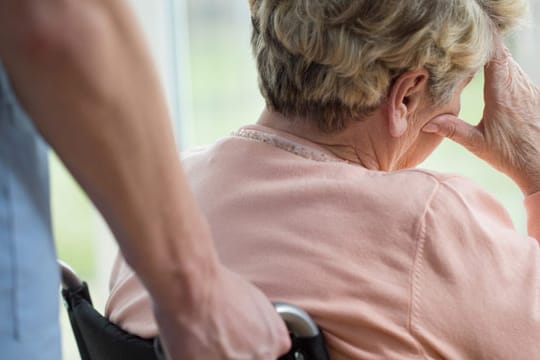 Wenn Sie oder Angehörige unzufrieden mit dem Pflegeheim sind, sollten Sie das Gespräch mit der Heimleitung suchen.