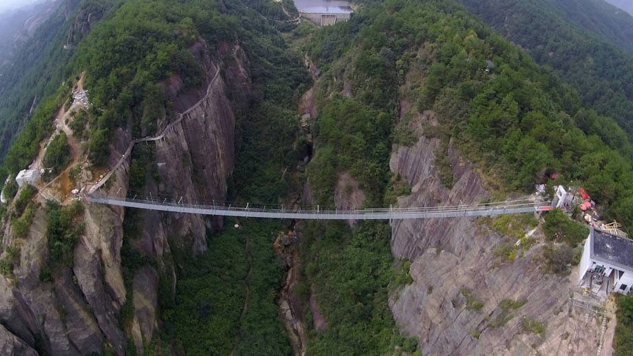 300 Meter weit über einen 180 Meter tiefen Canyon spannt sich die Brücke mit Namen "Haohan Qiao".