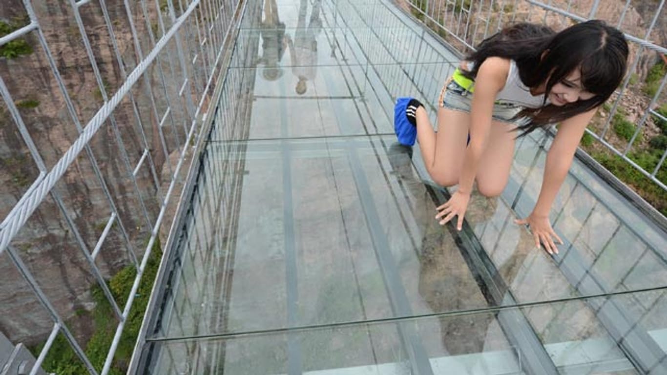 Bei der Eröffnung der gläsernen Hängebrücke in China taten sich einige Besucher schwer.