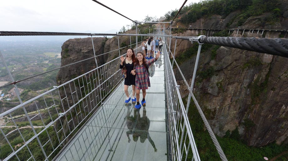 Die 300 Meter lange Brücke ist die erste in China, bei der der Boden komplett verglast ist.
