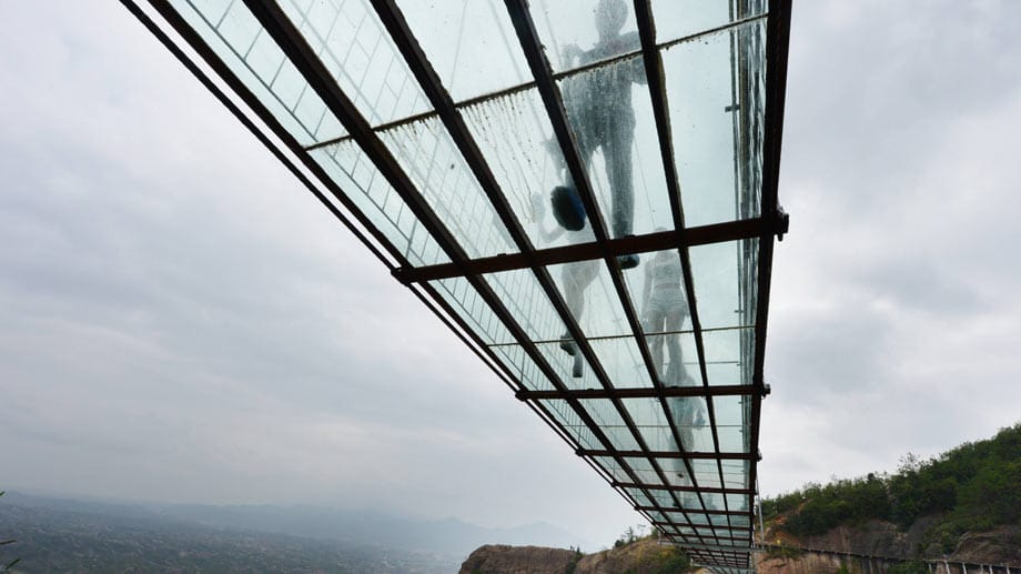 Die Glasplatten sind 24 Millimeter dick und sollen 25 mal so stark wie normales Fensterglas sein.
