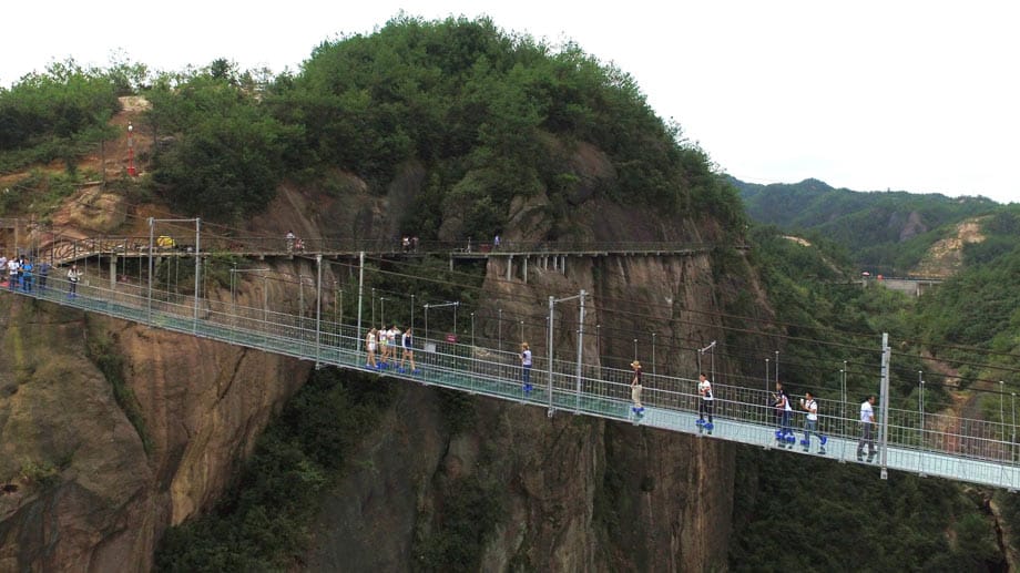 Der Vorgänger der Brücke im Shiniuzhai Nationalpark in der chinesischen Provinz Hunan war aus Holz.