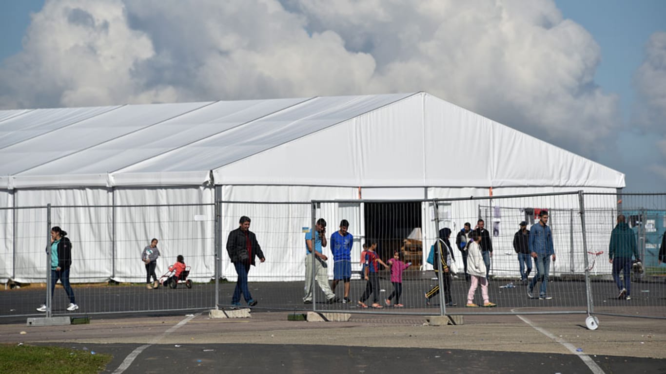 In dem Zeltlager in Kassel-Calden kam es am Sonntag zu einer Massenschlägerei - elf Flüchtlinge und drei Polizisten wurden verletzt.