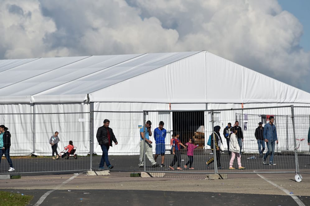 In dem Zeltlager in Kassel-Calden kam es am Sonntag zu einer Massenschlägerei - elf Flüchtlinge und drei Polizisten wurden verletzt.
