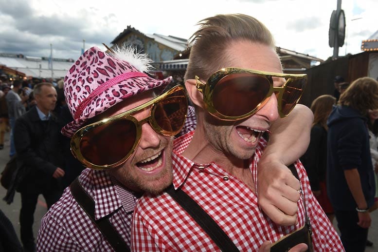 Übergroße Brille - überbordender Spaß: Diesen zwei Besuchern gefällt es offensichtlich auf dem Oktoberfest 2015.