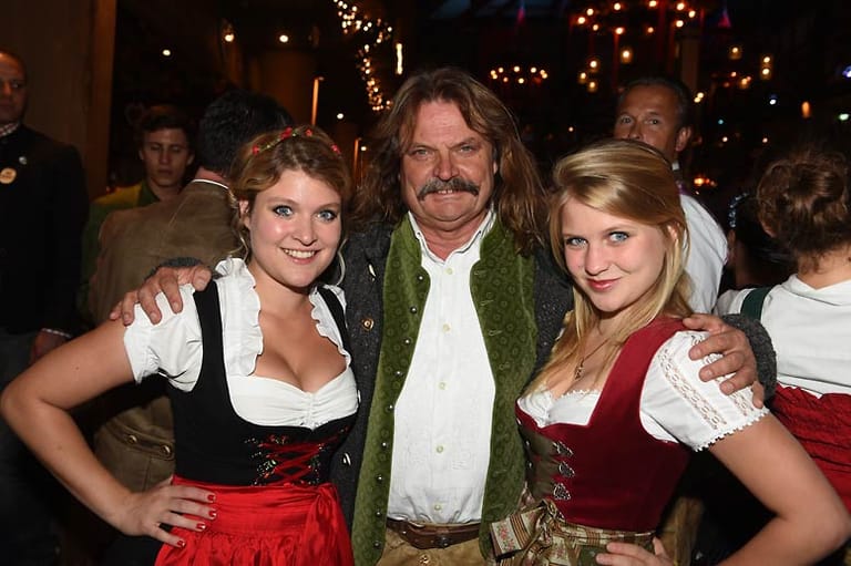 Musikproduzent und Musiker Leslie Mandoki und seine Töchter Lara (l) und Julia posieren in München auf dem Oktoberfest.