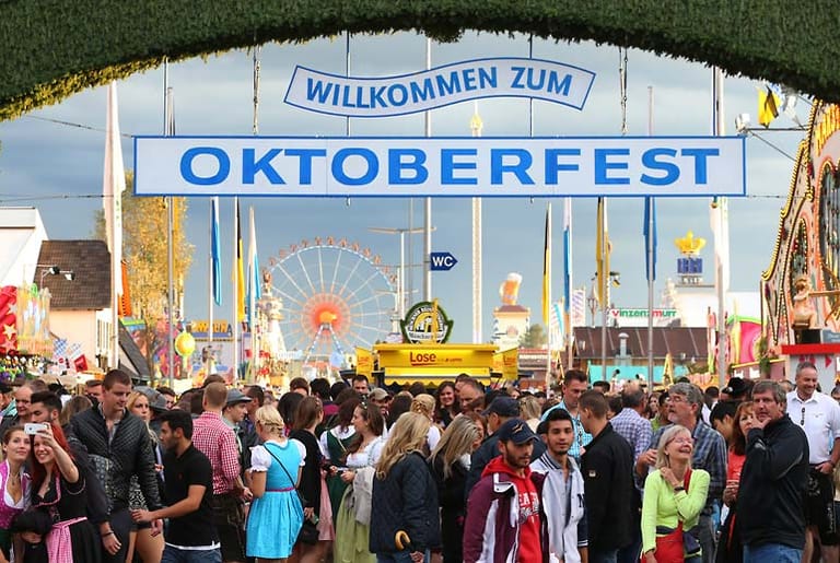 Eine Einladung, der in diesem Jahr nicht ganz so viele folgten. Zur Halbzeit des Oktoberfests zog es etwa zehn Prozent weniger Besucher nach München als noch 2014.