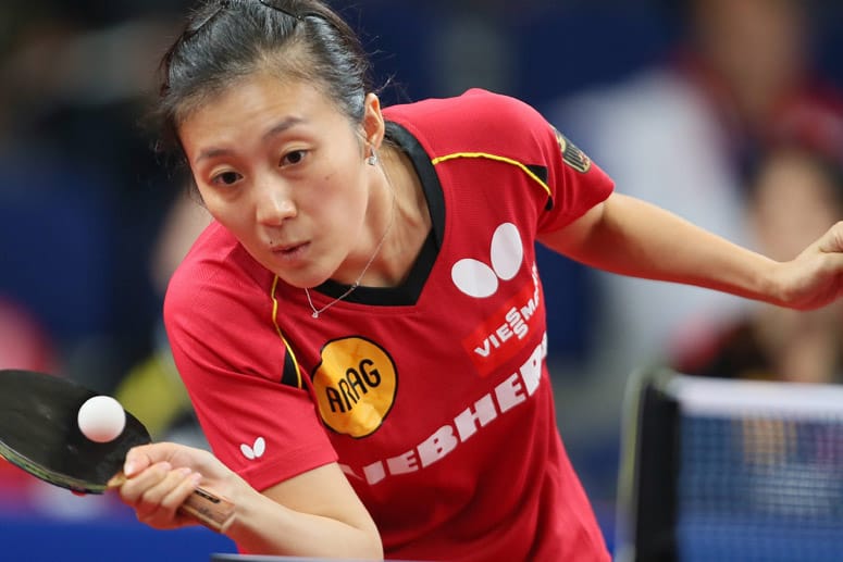 Die deutsche Tischtennis-Spielerin Han Ying bei einer Angabe.