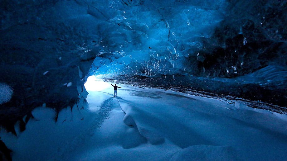 Das Farbenspiel in den Eishöhlen unter dem Gletscher Vatnajökull ist einmalig.