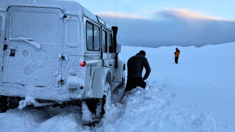 Im dichten Schnee bleibt der Geländewagen schon mal stecken. Dann heißt es: Schnee schippen.