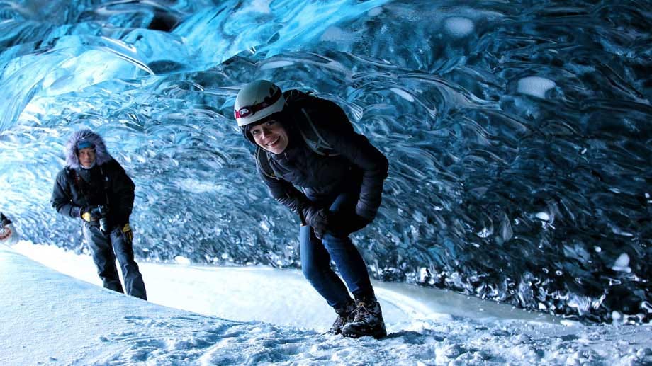 Warm eingepackt erleben die Hobby-Höhlenforscher die einmaligen Strukturen aus gefrorenem Wasser.