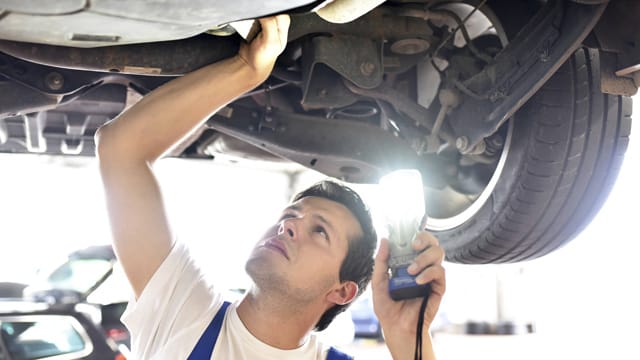 Den Unterbodenschutz Ihres Autos lassen Sie am besten fachgerecht in einer Werkstatt prüfen.