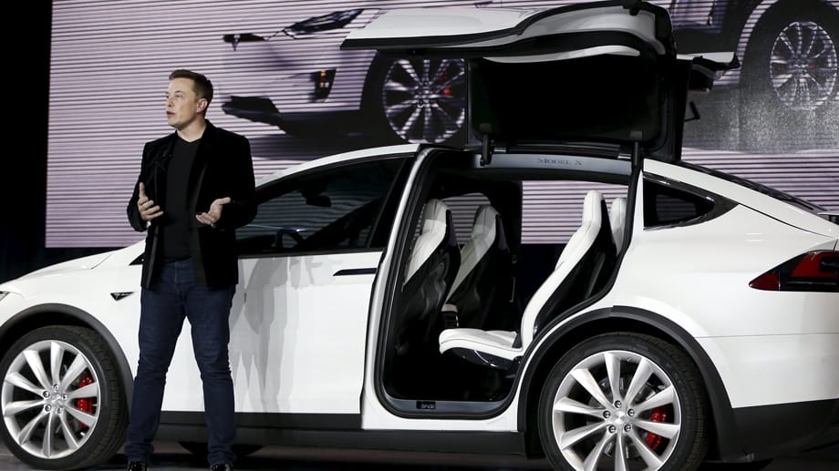 Firmenchef Elon Musk präsentiert das neue Elektro-SUV Tesla Model X.