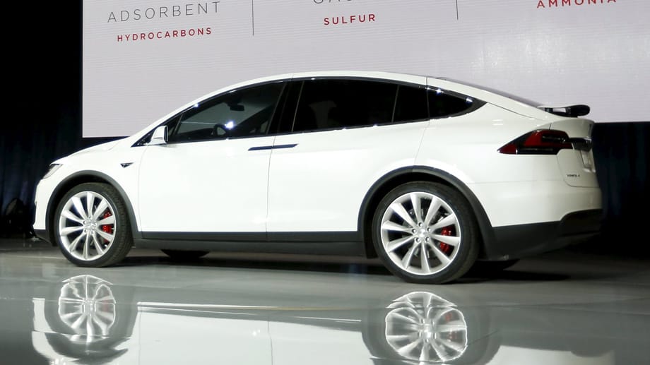 Im Tesla Model X 90 D leisten die beiden Elektromotoren vorne und hinten jeweils 259 PS. Damit schnellt der Wagen in etwa fünf Sekunden auf Tempo 100. Die Topversion P 90 D leistet 259 PS an der Front und 503 PS am Heck. Für Fahrspaß sorgt ein Turbo-Knopf, der das Auto in 3,2 Sekunden von null auf Tempo 100 km/h beschleunigen lässt.