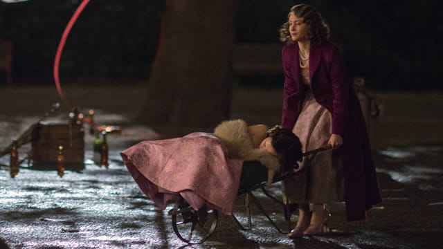 Elizabeth (Sarah Gadon, r) transportiert am frühen Morgen die etwas lädierte Margaret (Bel Powley, l) nach Hause.