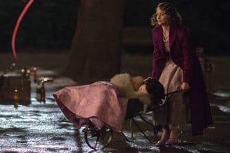 Elizabeth (Sarah Gadon, r) transportiert am frühen Morgen die etwas lädierte Margaret (Bel Powley, l) nach Hause.