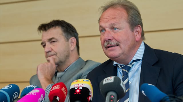 Kita-Tarifstreit: Nach zähem Ringen verkünden die Kontrahenten: Verdi-Chef Frank Bsirske (r) und Thomas Böhle, Präsident der Vereinigung der kommunalen Arbeitgeberverbände (VKA).