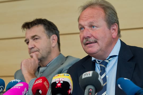 Kita-Tarifstreit: Nach zähem Ringen verkünden die Kontrahenten: Verdi-Chef Frank Bsirske (r) und Thomas Böhle, Präsident der Vereinigung der kommunalen Arbeitgeberverbände (VKA).