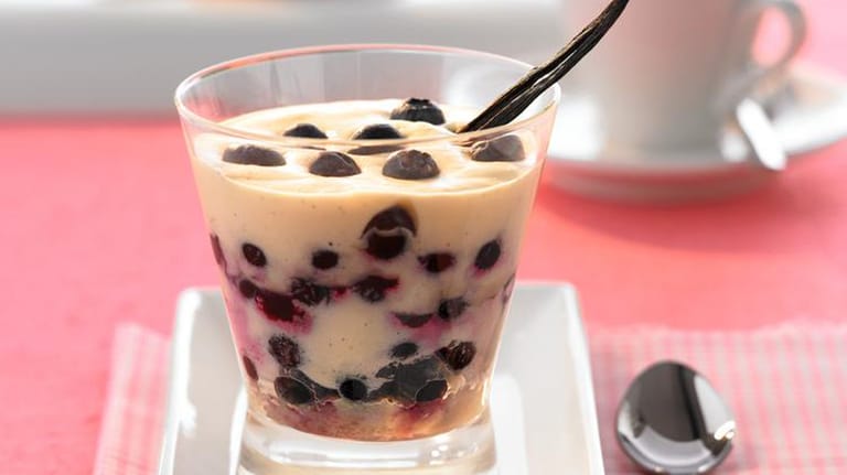 Blaubeer-Trifle mit Mascarpone: Raffinierte Süßspeisen im Glas sind ein echter Hingucker.