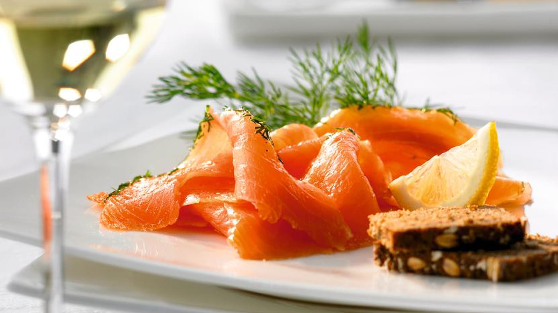 Graved Lachs: Fingerfood lockert den Ostertisch auf.