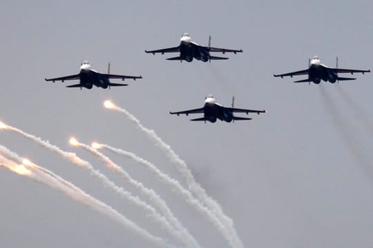Russische Kampflugzeuge vom Typ Sukhoi Su-27 an einer Vorführung in Moskau: Der Kreml hatte solche Flugzeuge bereits Mitte September in die syrische Küstenstadt Latakia verlegt.