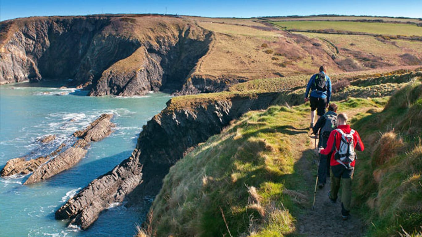 Entlang der schroffen Küstenlinie von Pembrokeshire windet sich der Wales Coast Path.