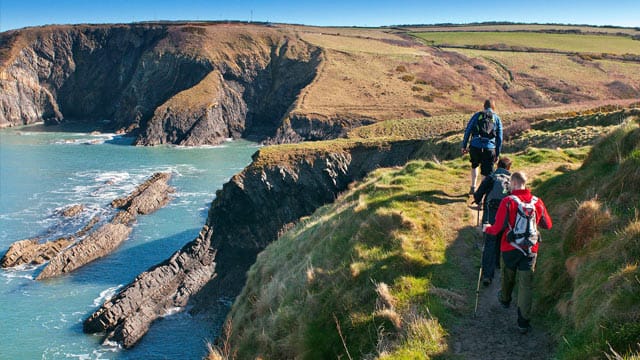 Entlang der schroffen Küstenlinie von Pembrokeshire windet sich der Wales Coast Path.