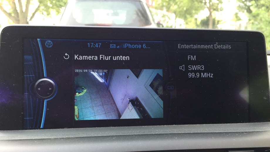 Ist die Smarthome-Installation auch mit einer Überwachungskamera ausgestattet, kann der Nutzer sich über das Smartphone auch das Livebild auf das Display des Navigationssystems holen.