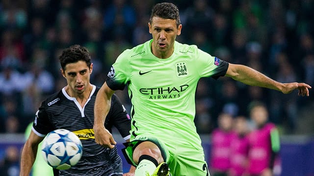 Fokussiert: Gladbachs Lars Stindl und Martin Demichelis von Manchester City im Zweikampf.