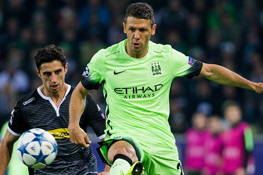 Fokussiert: Gladbachs Lars Stindl und Martin Demichelis von Manchester City im Zweikampf.