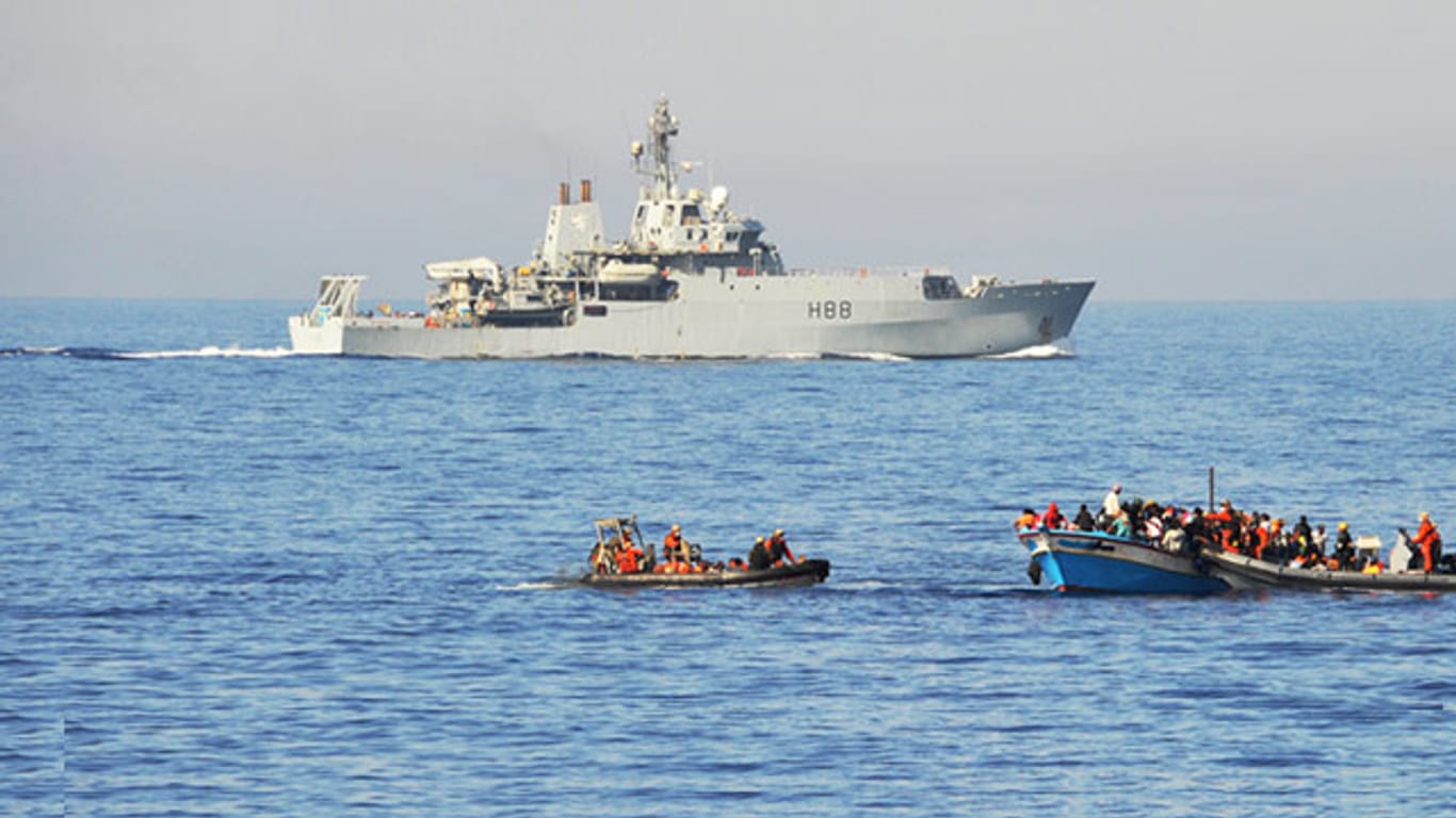 Zwei Speedboote bringen Flüchtlinge auf die "Schleswig-Holstein": Die Fregatte ist eines von zwei Schiffen der deutschen Bundeswehr, die Teil der EU-Mission "Sophia" sind.