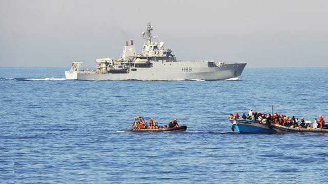 Zwei Speedboote bringen Flüchtlinge auf die "Schleswig-Holstein": Die Fregatte ist eines von zwei Schiffen der deutschen Bundeswehr, die Teil der EU-Mission "Sophia" sind.