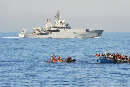 Zwei Speedboote bringen Flüchtlinge auf die "Schleswig-Holstein": Die Fregatte ist eines von zwei Schiffen der deutschen Bundeswehr, die Teil der EU-Mission "Sophia" sind.