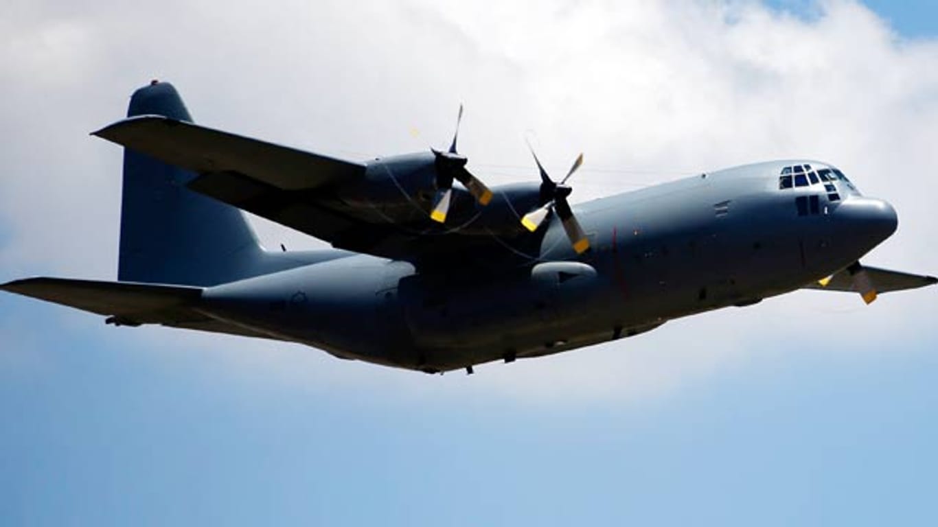 Ein militärisches Transportflugzeug vom Typ Lockheed C-130 Hercules.