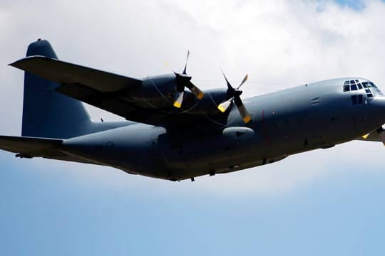 Ein militärisches Transportflugzeug vom Typ Lockheed C-130 Hercules.