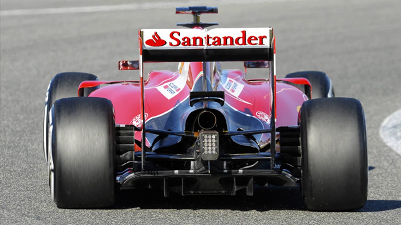 Weg mit dem "Staubsauger": Auch Sebastian Vettel bekommt einen zusätzlichen Auspuff an seinen Ferrari montiert.