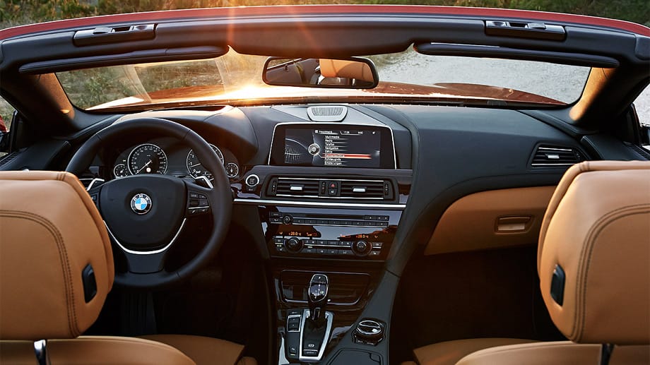 Das Cockpit des BMW 650i wirkt mit farbigem Head-up-Display, digitalen Instrumenten und großem 10,2 Zoll-Display moderner als im E 500 mit 7-Zoll-Display. In das BMW-typische Hightech-Ambiente fügen sich der iDrive-Controller, der Automatik-Wahlhebel und die elektrische Parkbremse auf der breiten Mittelkonsole perfekt ein.