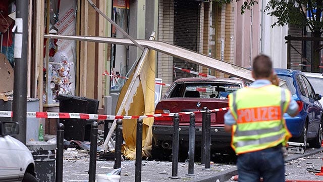 Die Keupstraße in Köln nach dem Nagelbombenanschlag des NSU gegen türkische Geschäfte im Juni 2004.