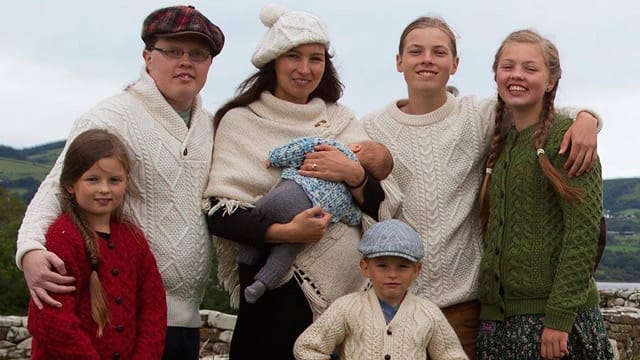 Auf dem Cover von "Irish Christmas" posiert Angelo Kelly (2.v.l.) mit seiner Familie.