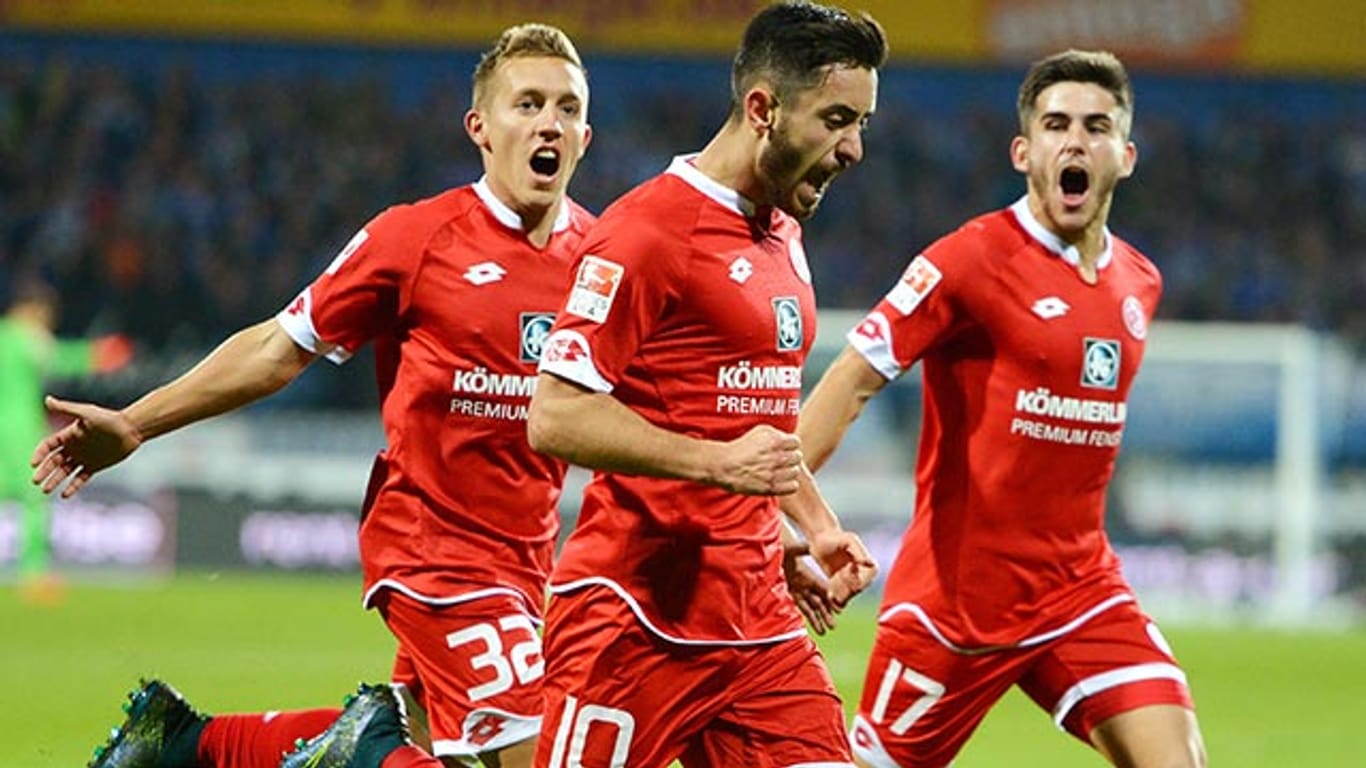 Die Mainzer Spieler bejubeln einen Treffer gegen Darmstadt 98.