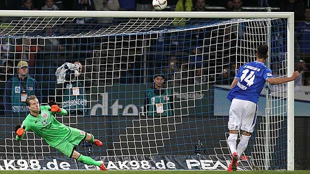 Sandro Wagner jagt den Elfmeter weit übers Mainzer Tor.