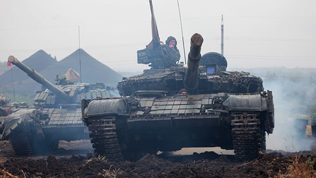 In der Ostukraine haben die Separatisten nach eigenen Angaben mit dem Abzug von Waffen begonnen. In der Ostukraine haben die Separatisten nach eigenen Angaben mit dem Abzug von Waffen begonnen.