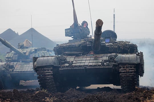 In der Ostukraine haben die Separatisten nach eigenen Angaben mit dem Abzug von Waffen begonnen.