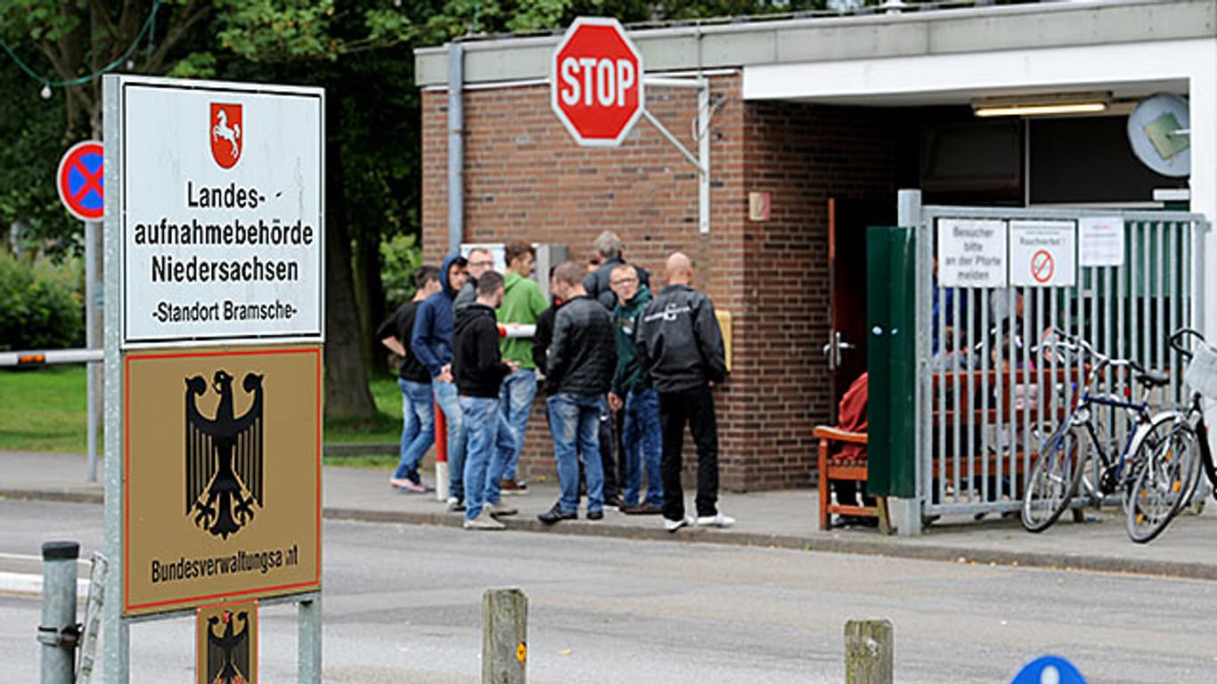 Flüchtlinge vor der Landesaufnahmebehörde Niedersachsen in Bramsche.