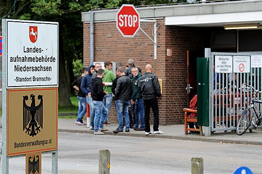 Flüchtlinge vor der Landesaufnahmebehörde Niedersachsen in Bramsche.