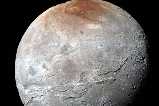 Auf der Oberfläche von Charon sind riesige Schluchten zu erkennen.